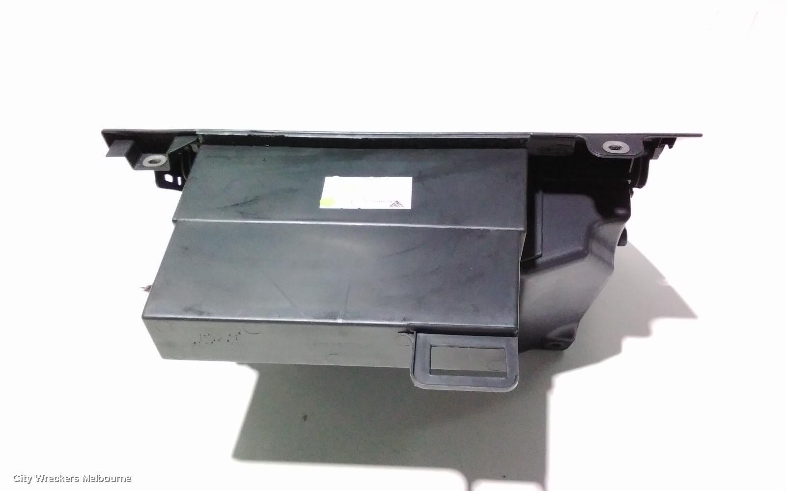 VOLKSWAGEN POLO 2014 Glove Box
