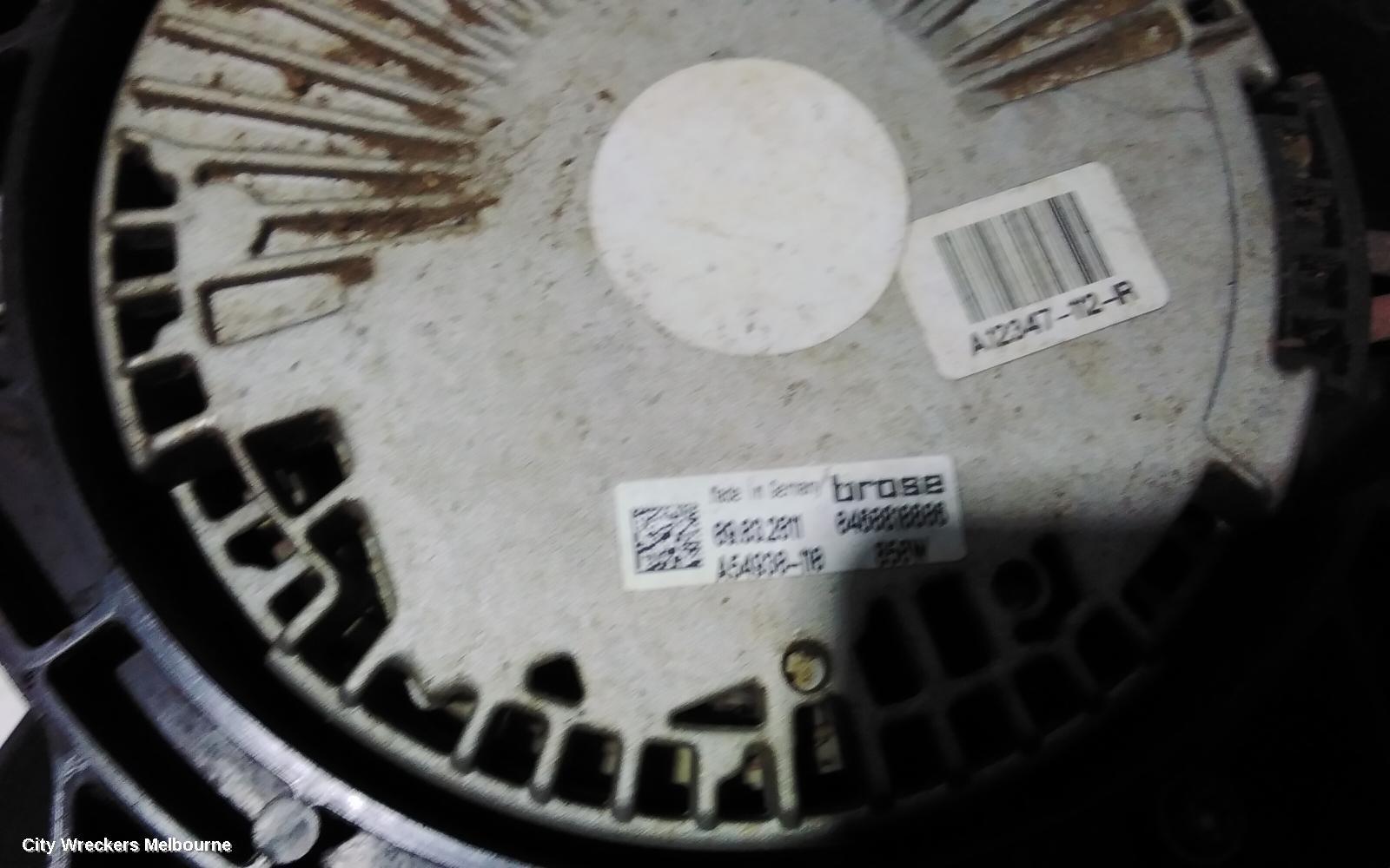 VOLKSWAGEN AMAROK 2012 Fan