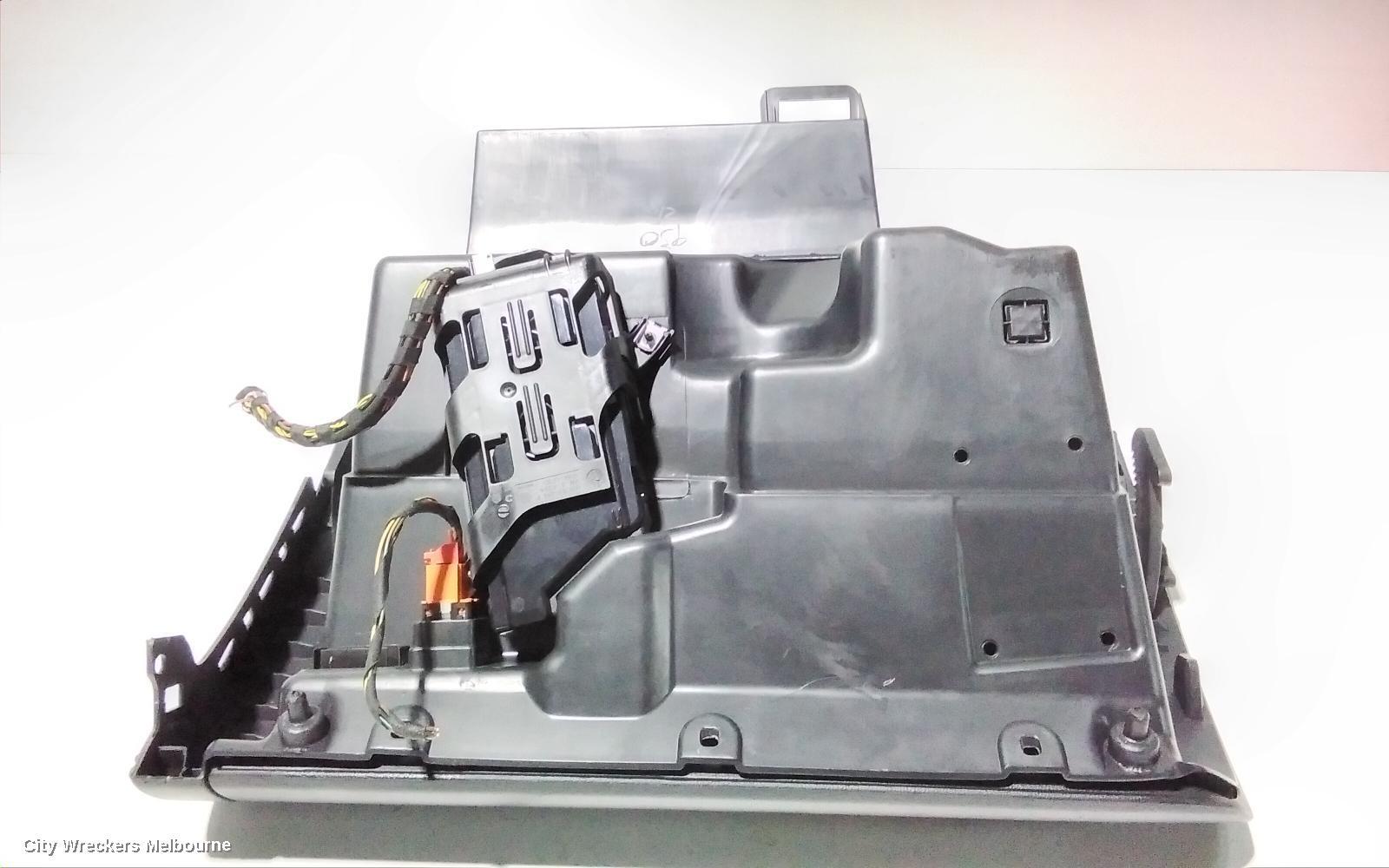 VOLKSWAGEN POLO 2014 Glove Box