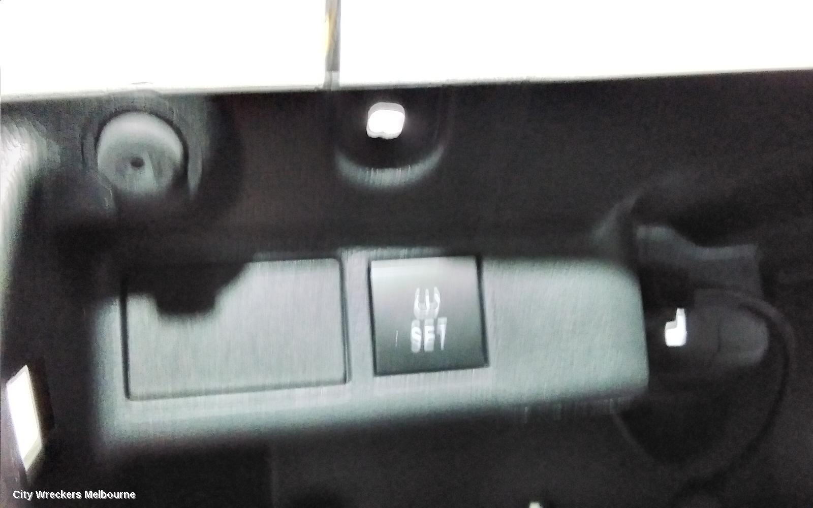 VOLKSWAGEN POLO 2014 Glove Box