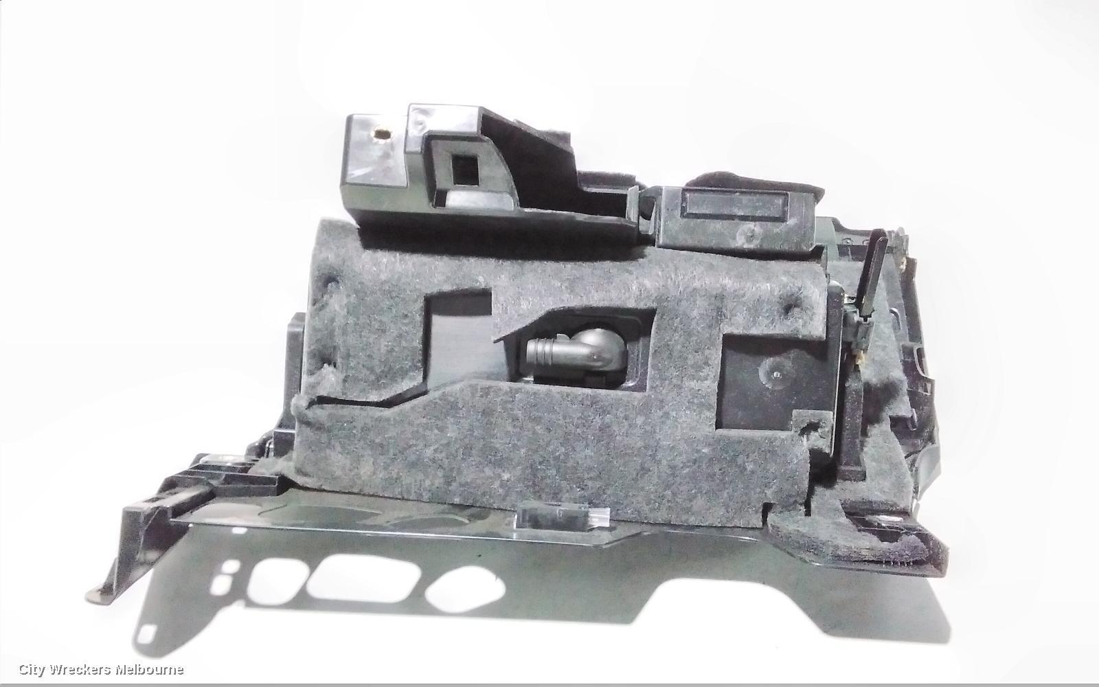 AUDI Q7 2017 Glove Box