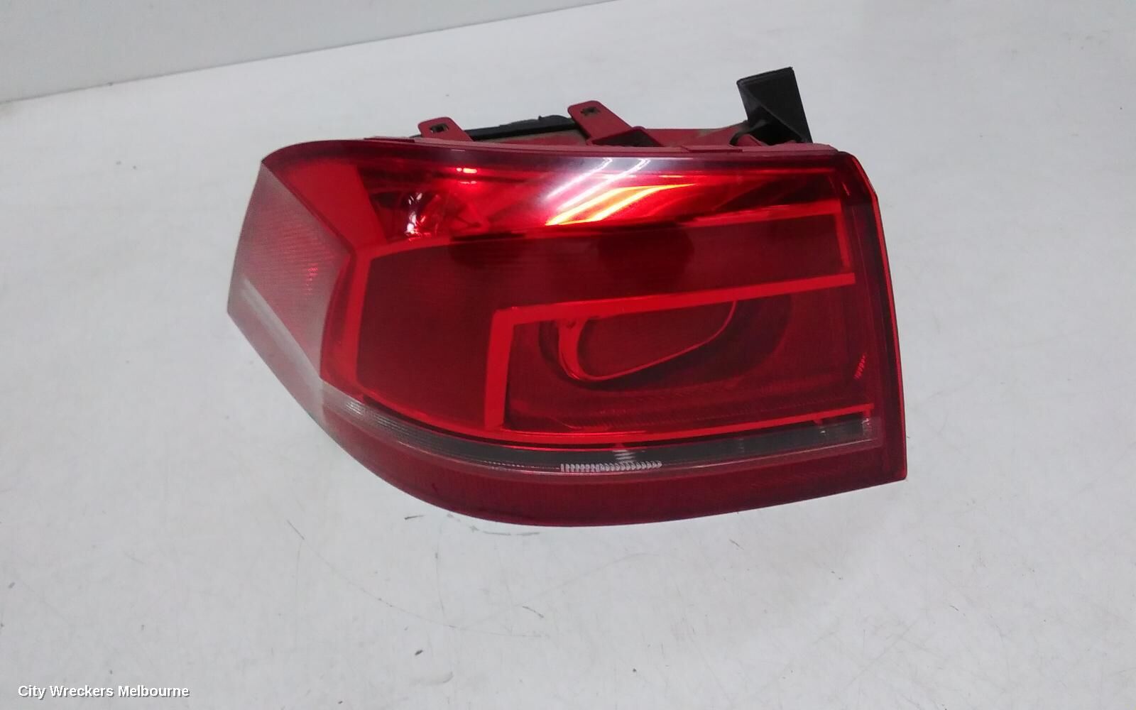 VOLKSWAGEN PASSAT 2011 Left Taillight
