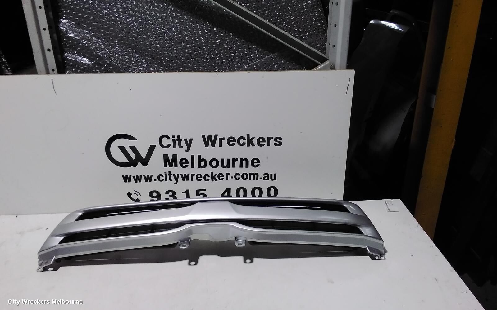TOYOTA HIACE 2012 Grille
