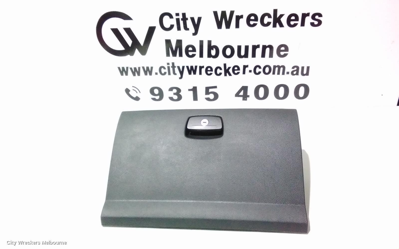 VOLKSWAGEN AMAROK 2017 Glove Box