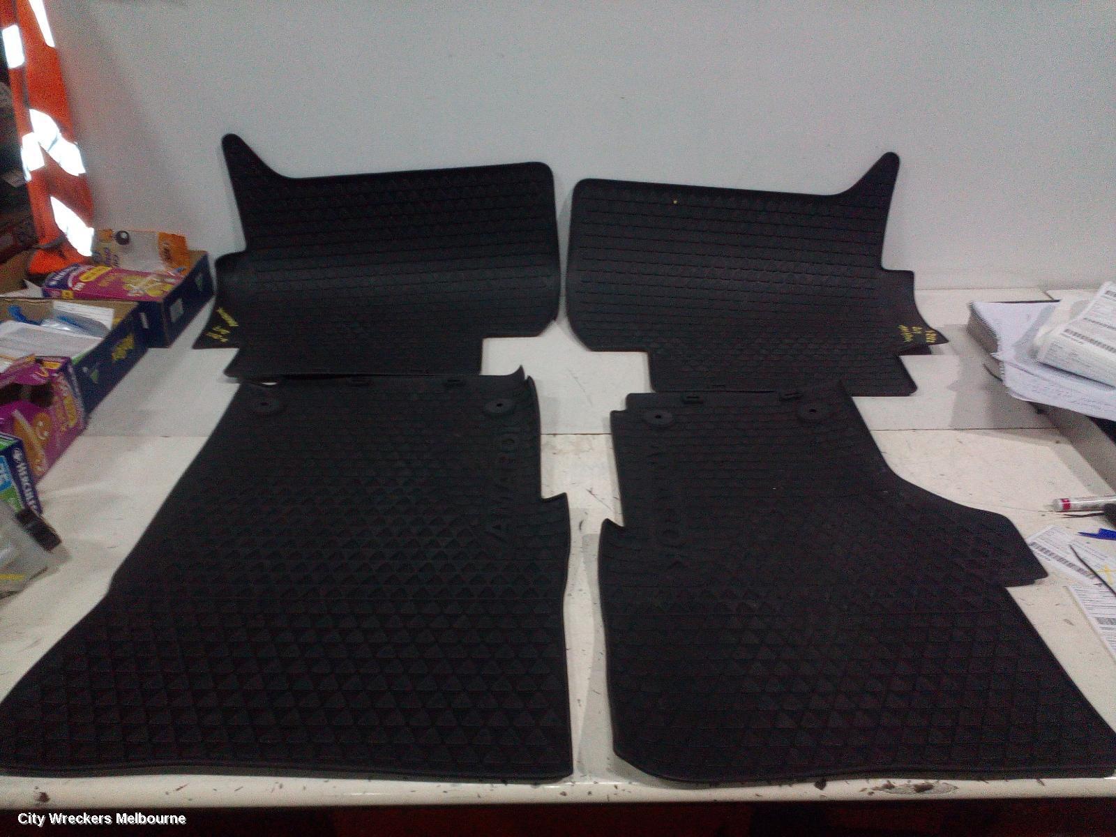 VOLKSWAGEN AMAROK 2017 Floor Mats