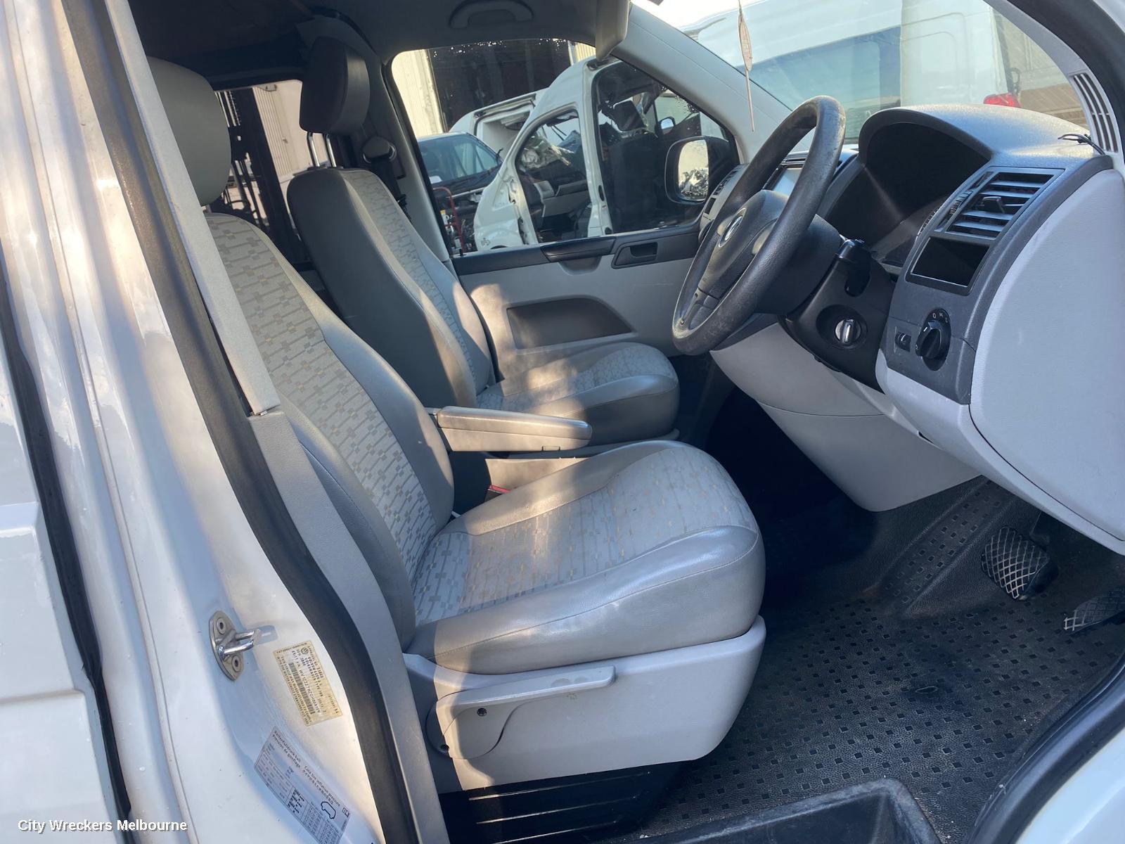 VOLKSWAGEN TRANSPORTER 2011 Front Seat