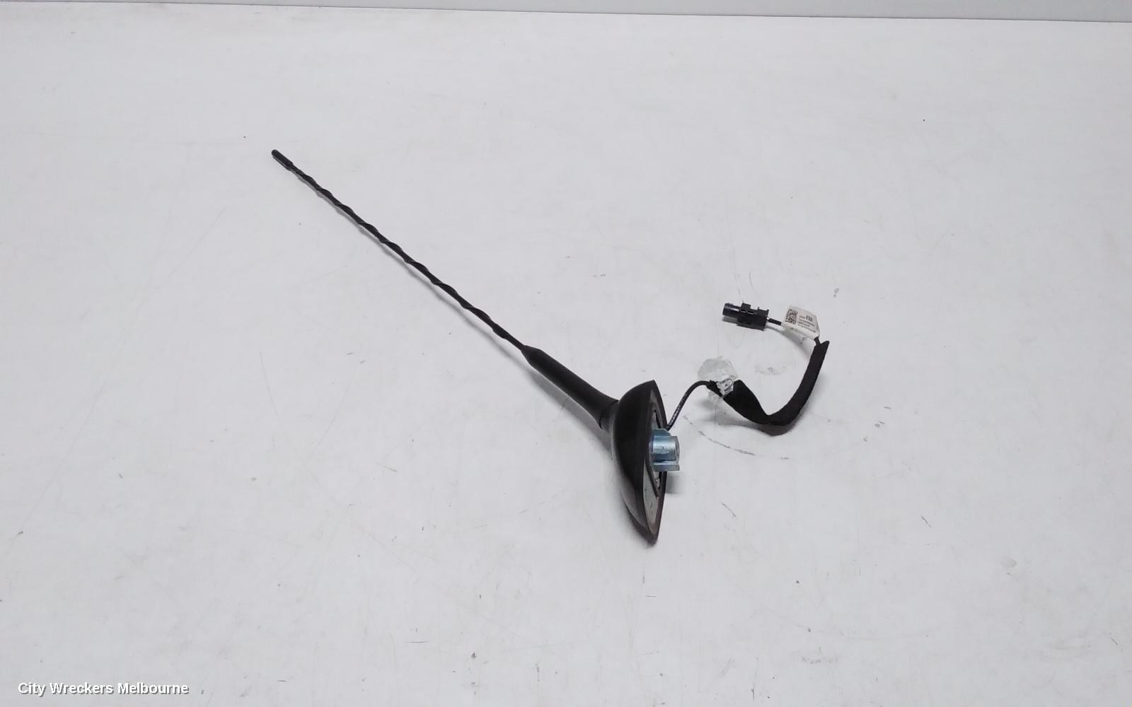 HOLDEN COMMODORE 2015 Antenna