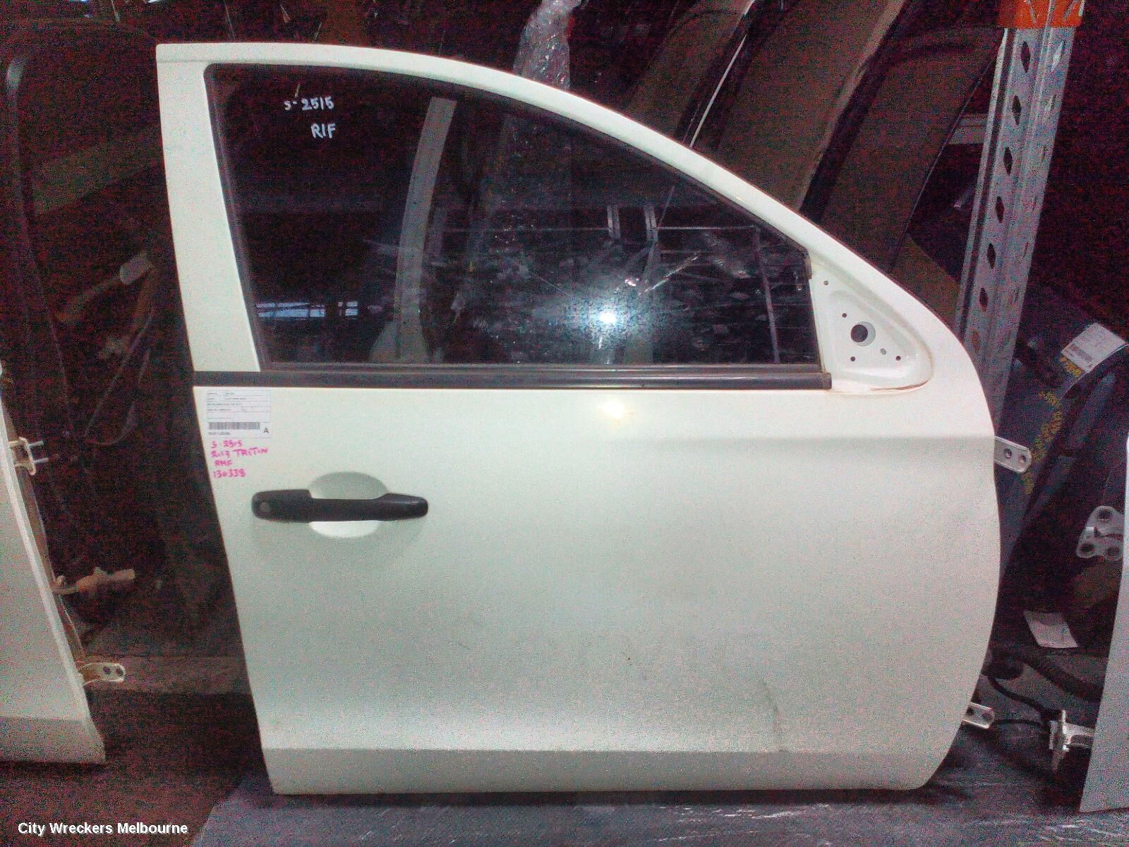 MITSUBISHI TRITON 2017 Right Front Door