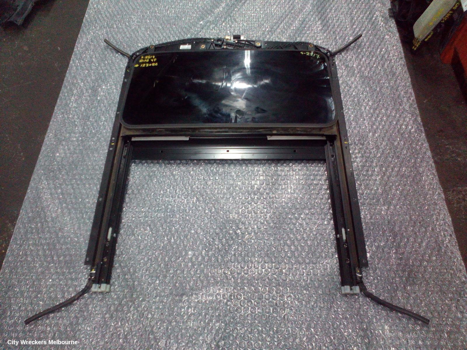 HOLDEN COMMODORE 2016 Roof Glass/Sunroof/T