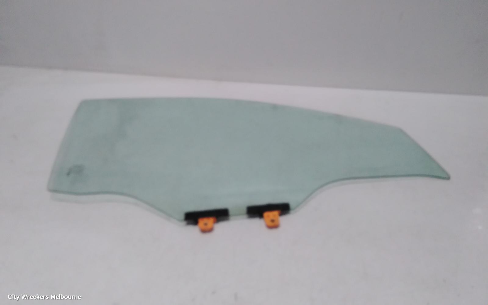 NISSAN NAVARA 2017 Right Front Door Window
