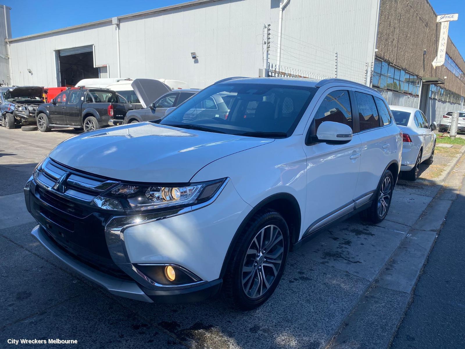 MITSUBISHI OUTLANDER 2018 Bonnet