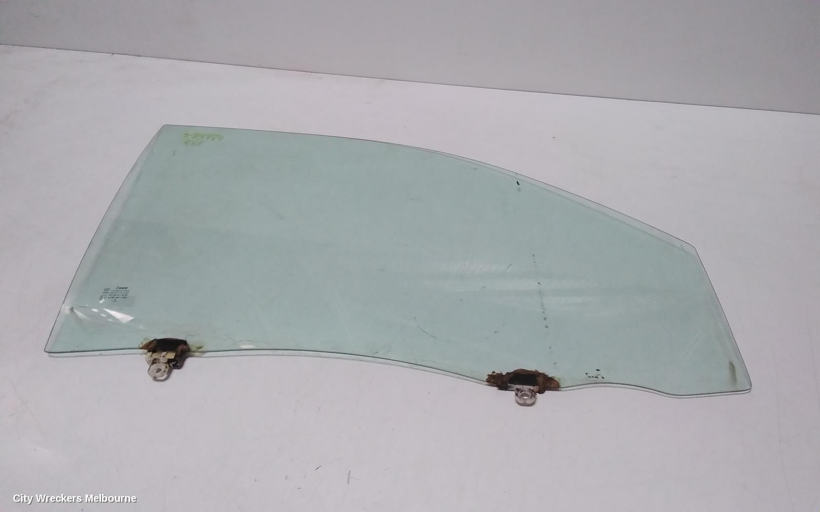 TOYOTA HILUX 2005 Right Front Door Window