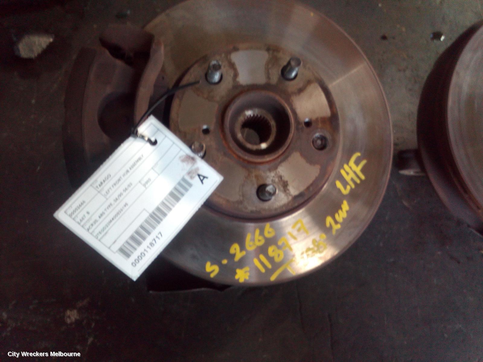 TOYOTA TARAGO 2000 Left Front Hub Assembly