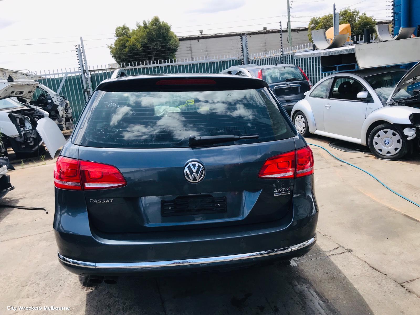 VOLKSWAGEN PASSAT 2011 Left Front Door