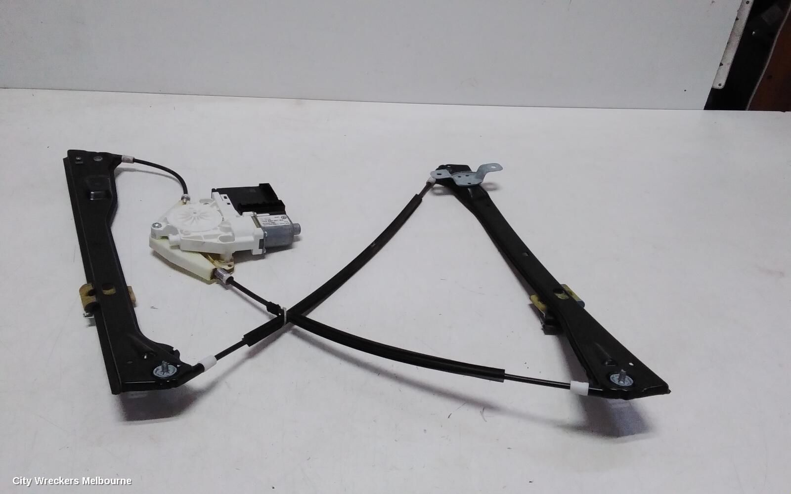 VOLKSWAGEN JETTA 2010 Left Front Window Reg/Motor