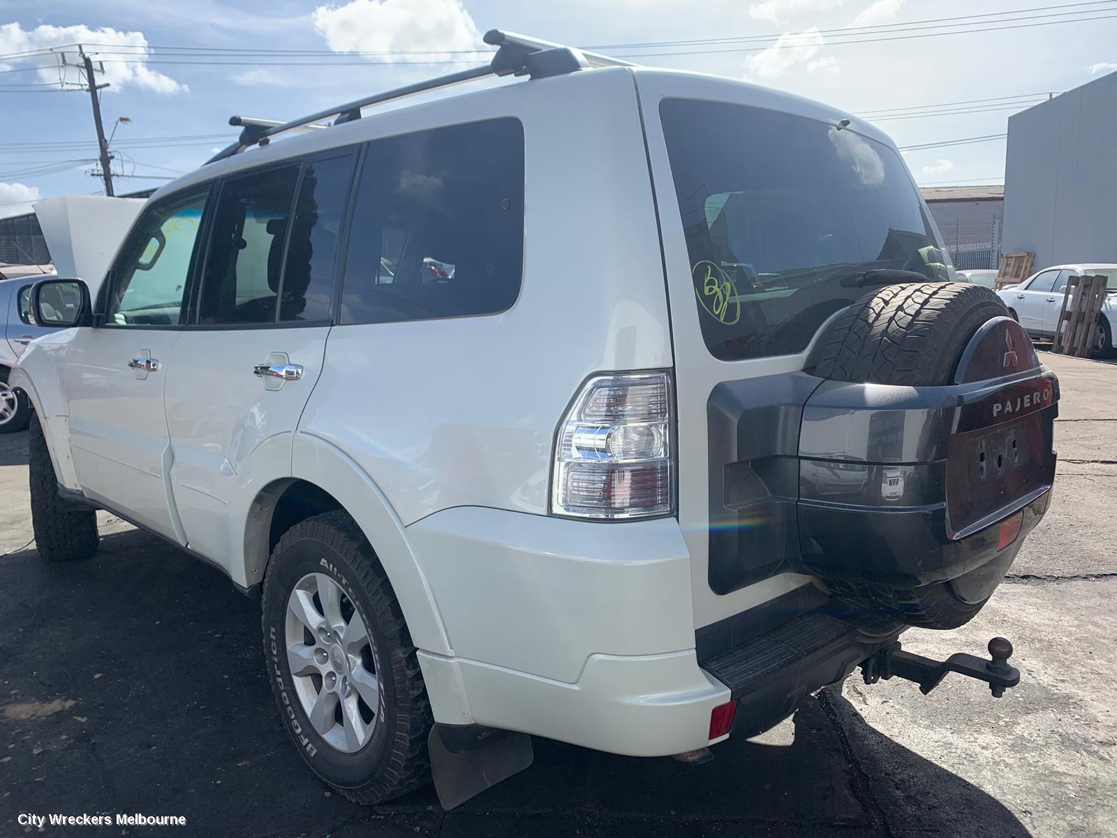 MITSUBISHI PAJERO 2011 Console