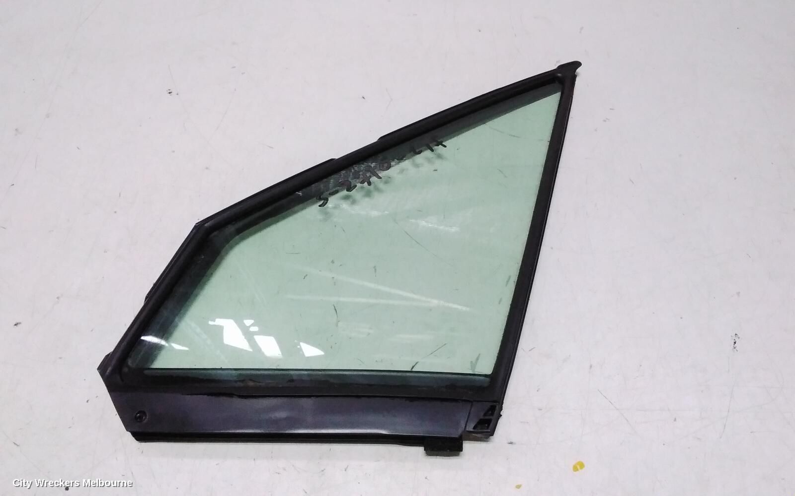 SUBARU FORESTER 2016 Left Front 1/4 Door Glass