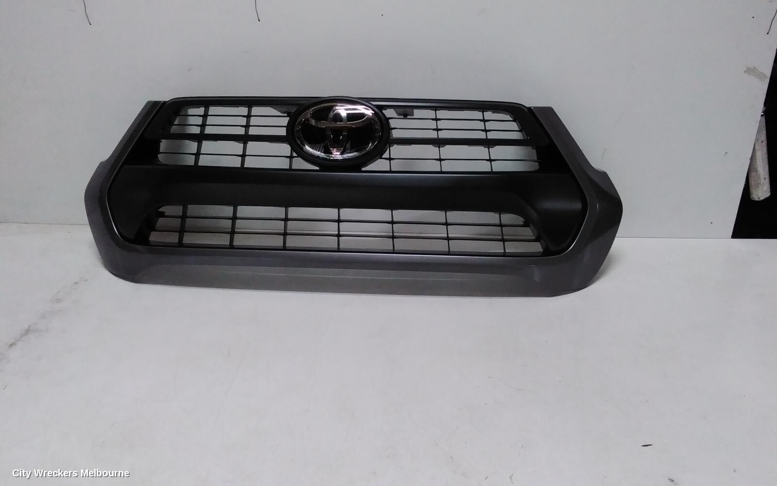 TOYOTA HILUX 2020 Grille