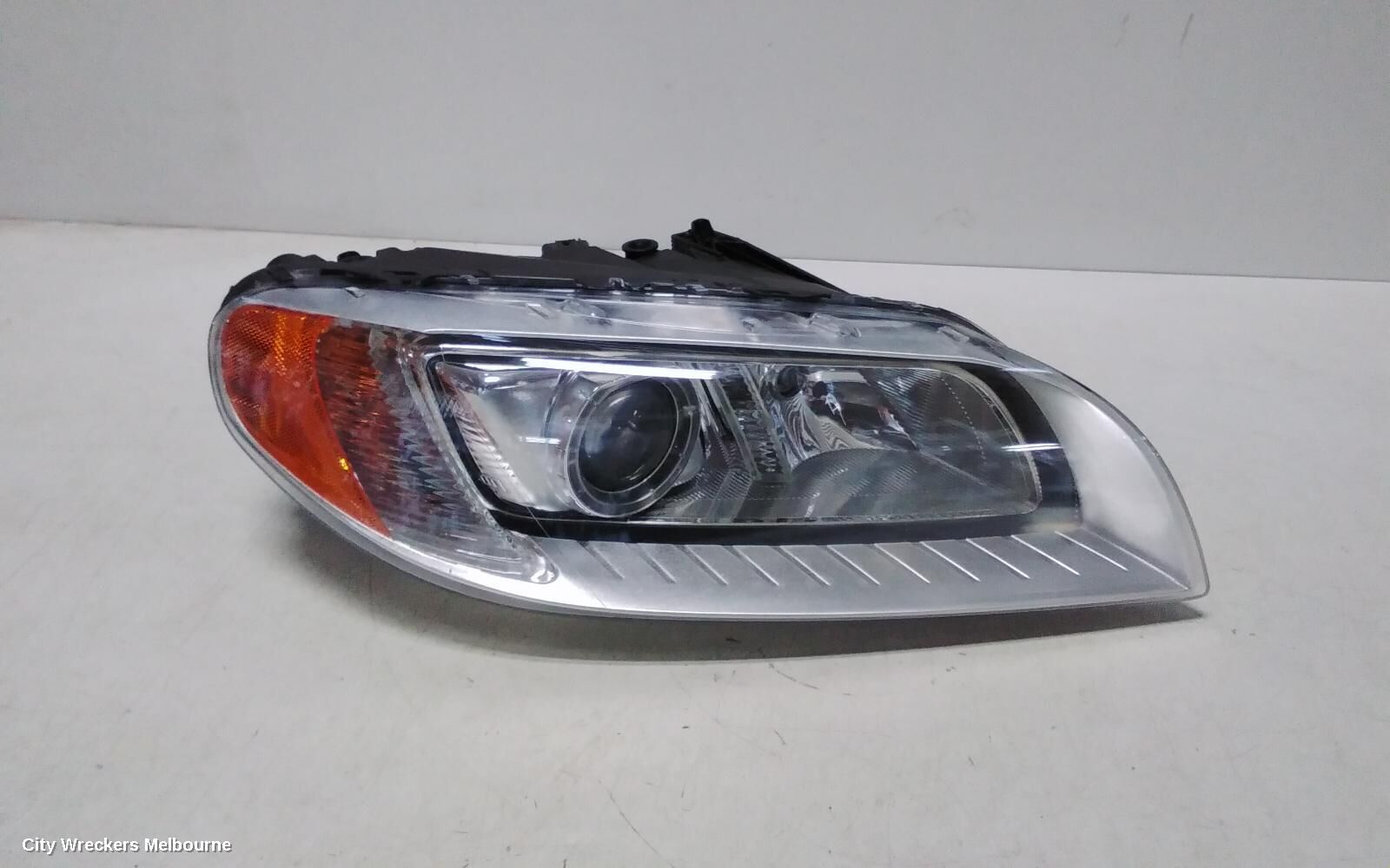 VOLVO XC70 2010 Right Headlamp