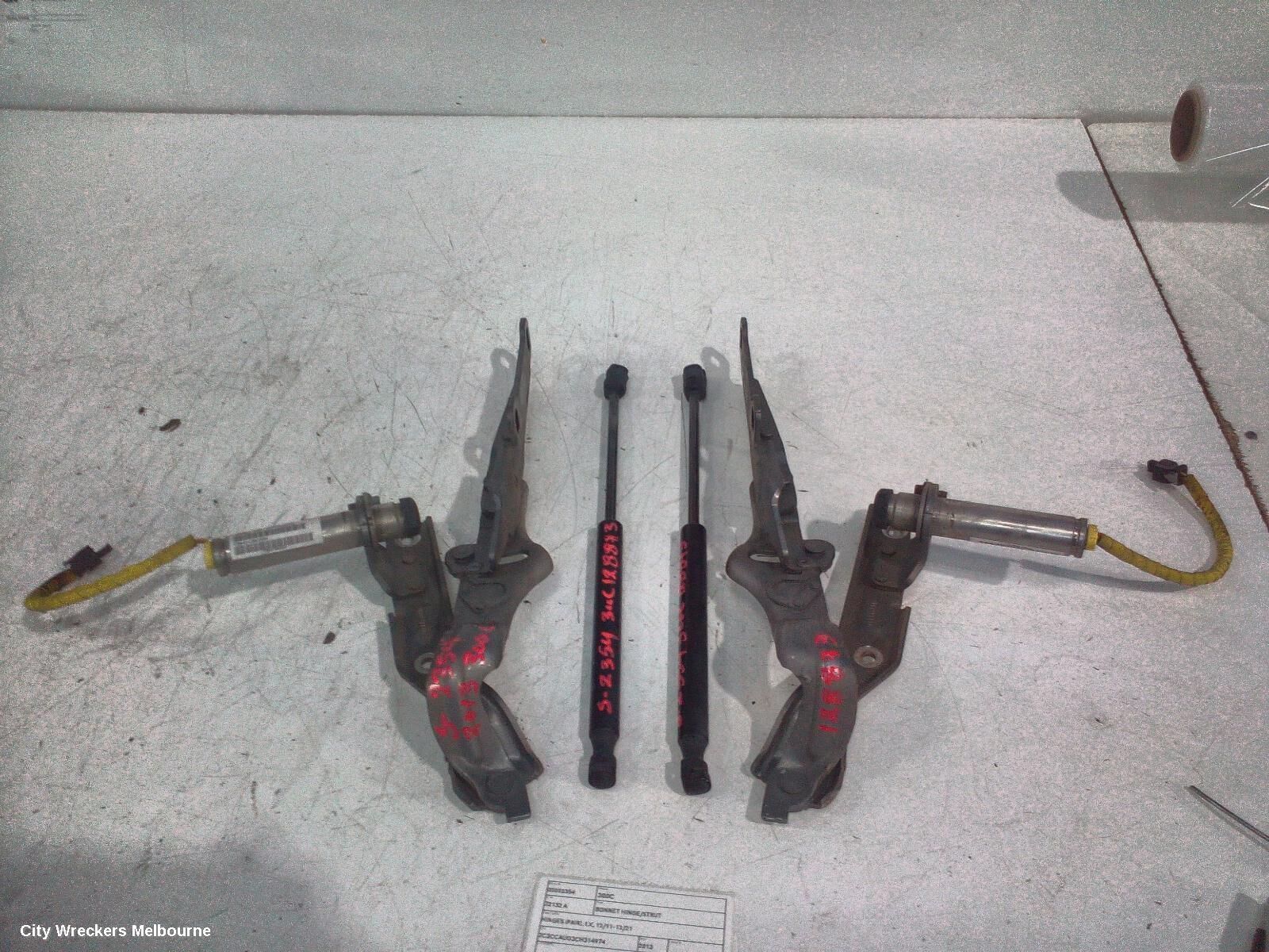 CHRYSLER 300C 2013 Bonnet Hinge/Strut
