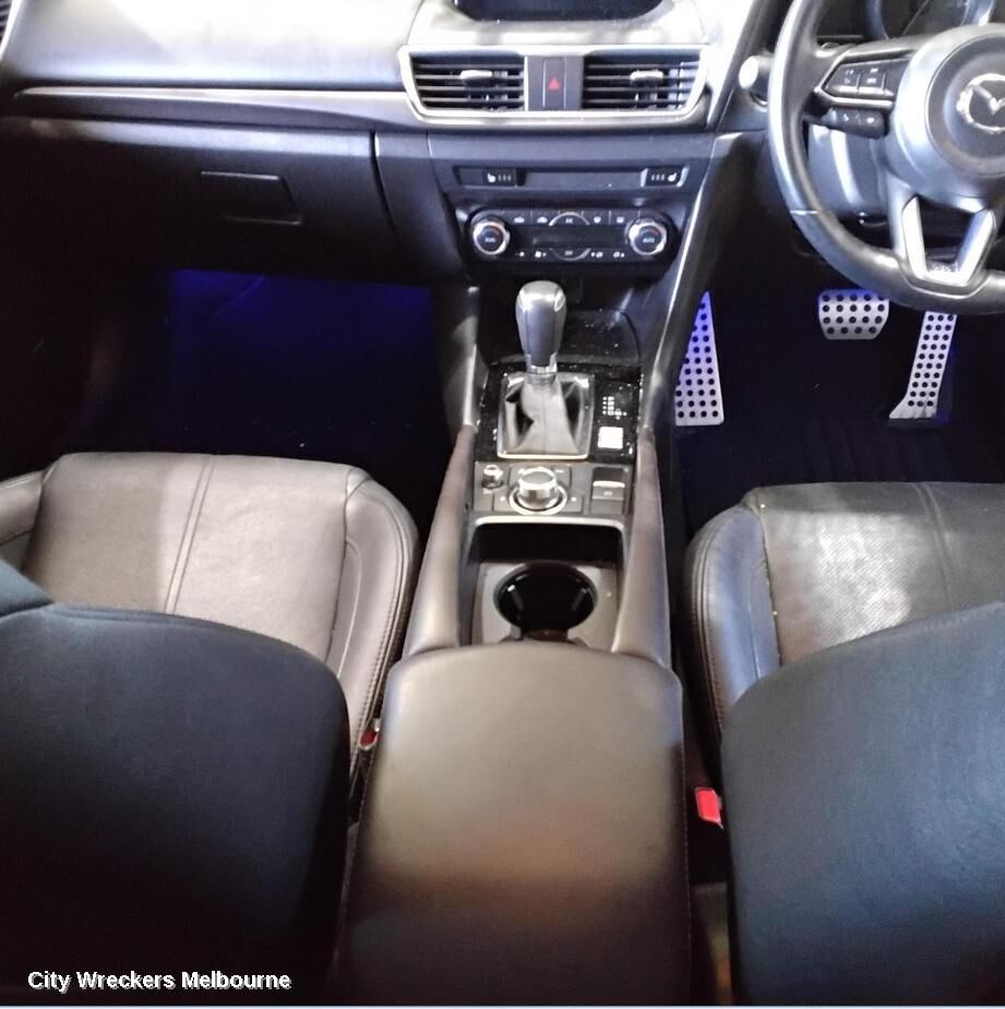 MAZDA 3 2018 Console