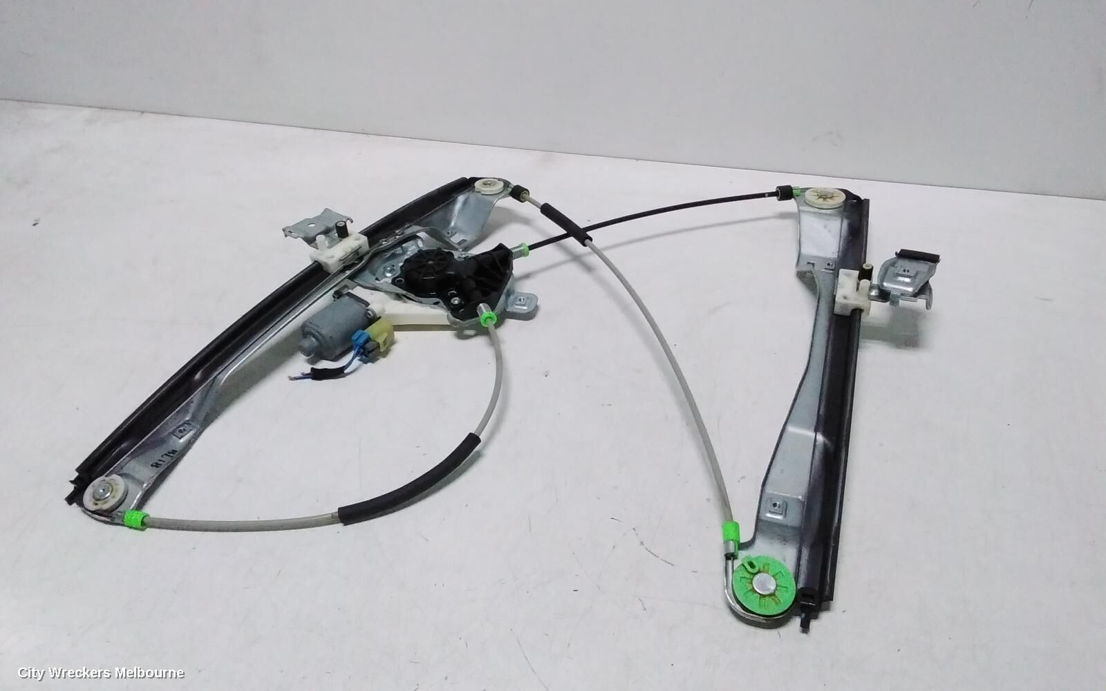 HOLDEN COMMODORE 2009 Left Front Window Reg/Motor
