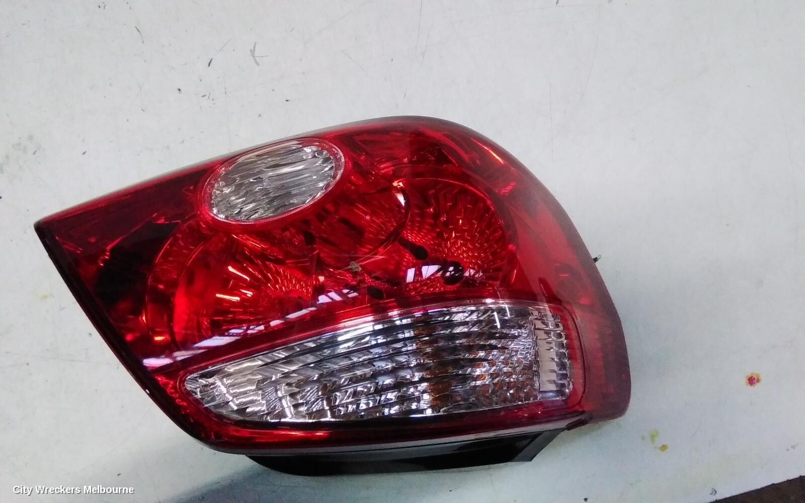 MITSUBISHI OUTLANDER 2005 Left Taillight
