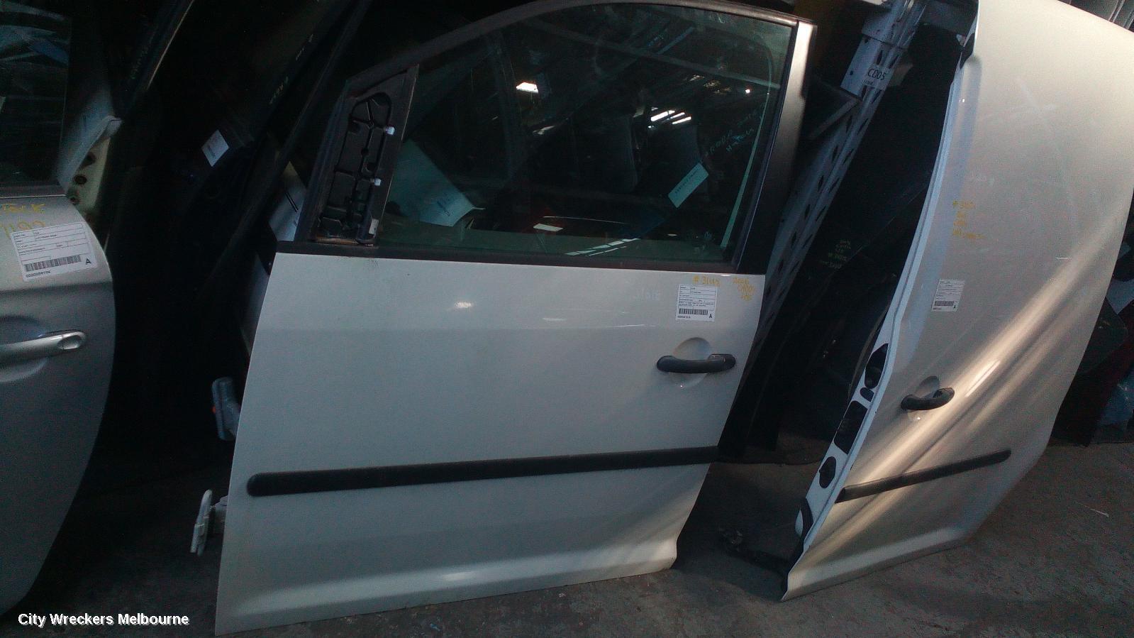 VOLKSWAGEN CADDY 2006 Left Front Door