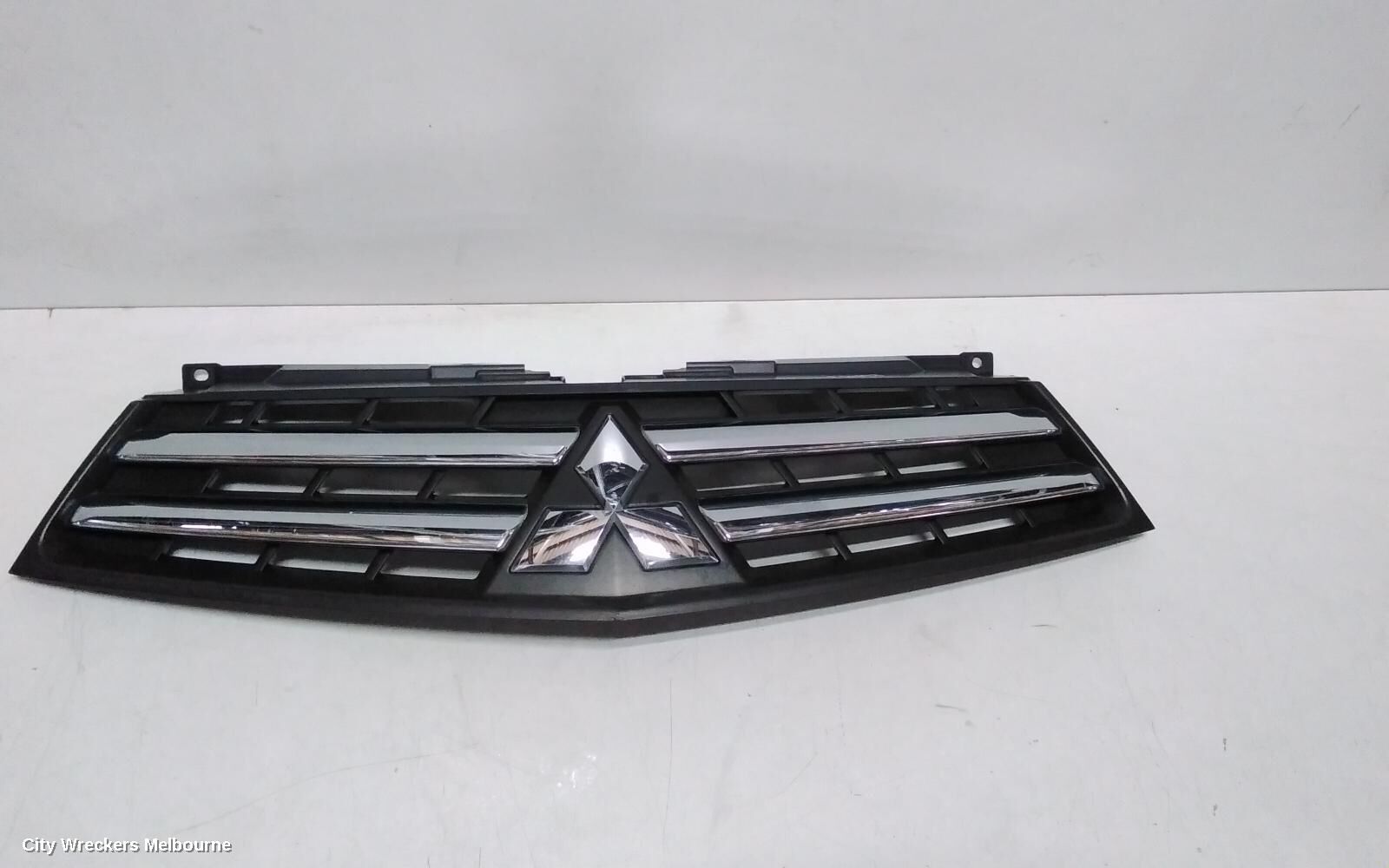 MITSUBISHI TRITON 2015 Grille