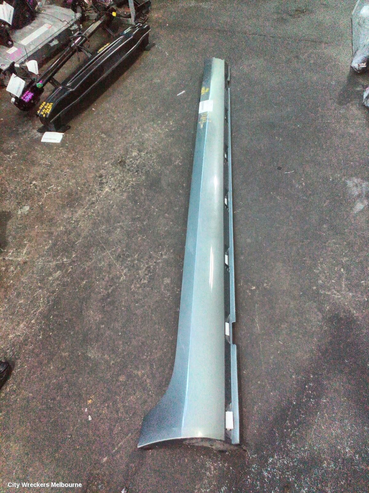 HOLDEN COMMODORE 2015 Side Step/Skirt