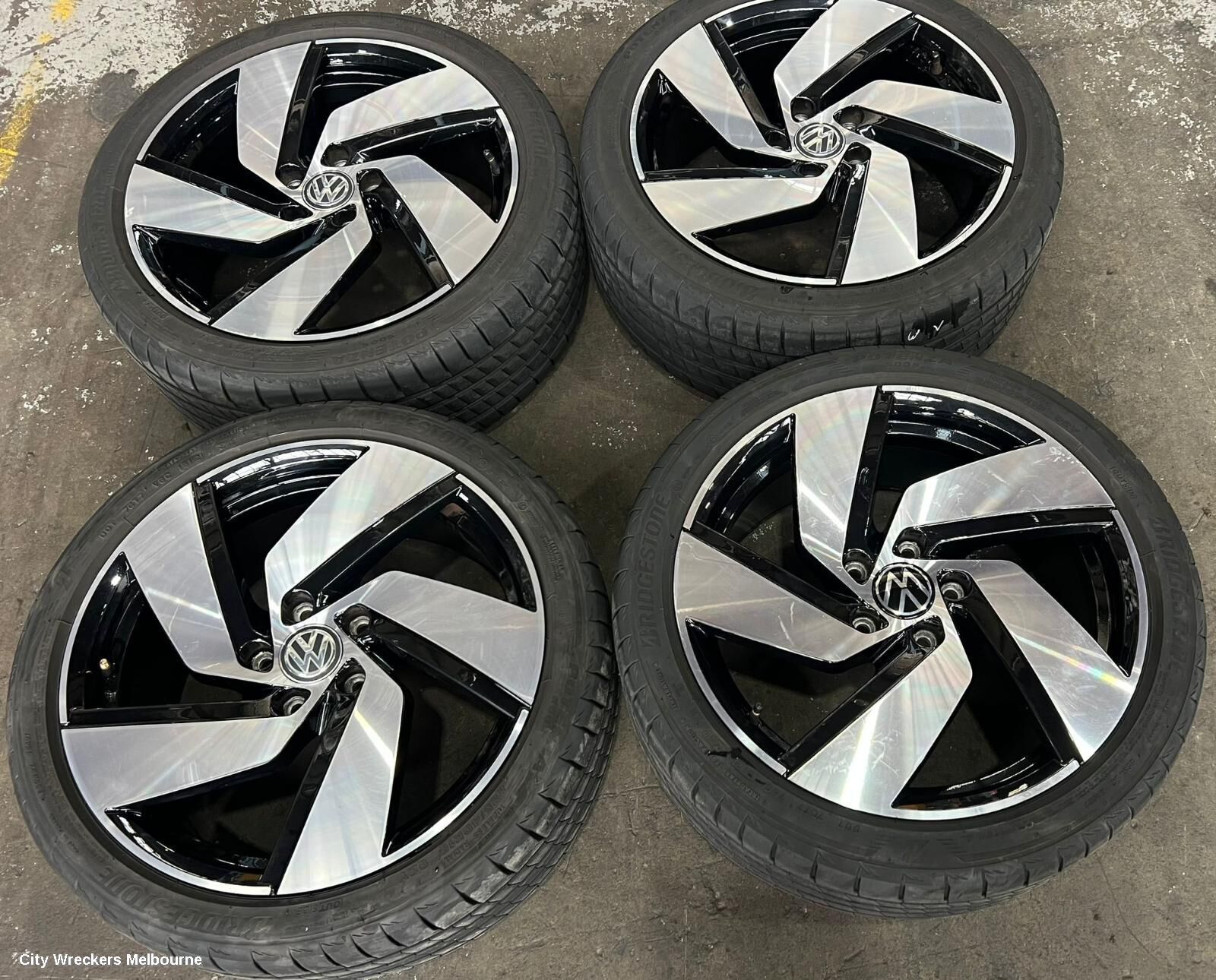 VOLKSWAGEN GOLF 2024 Wheel Mag