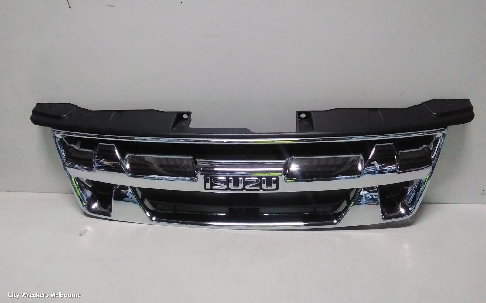 ISUZU DMAX 2011 Grille