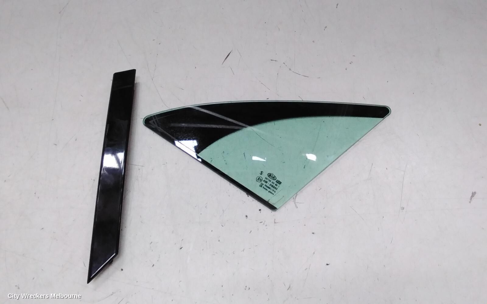 KIA SORENTO 2022 Left Front 1/4 Door Glass