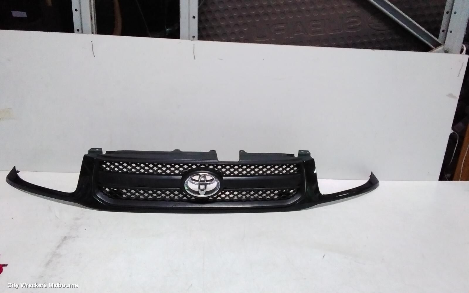 TOYOTA RAV4 2004 Grille