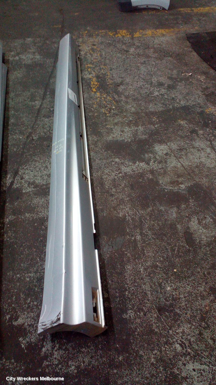 HOLDEN COMMODORE 2011 Side Step/Skirt