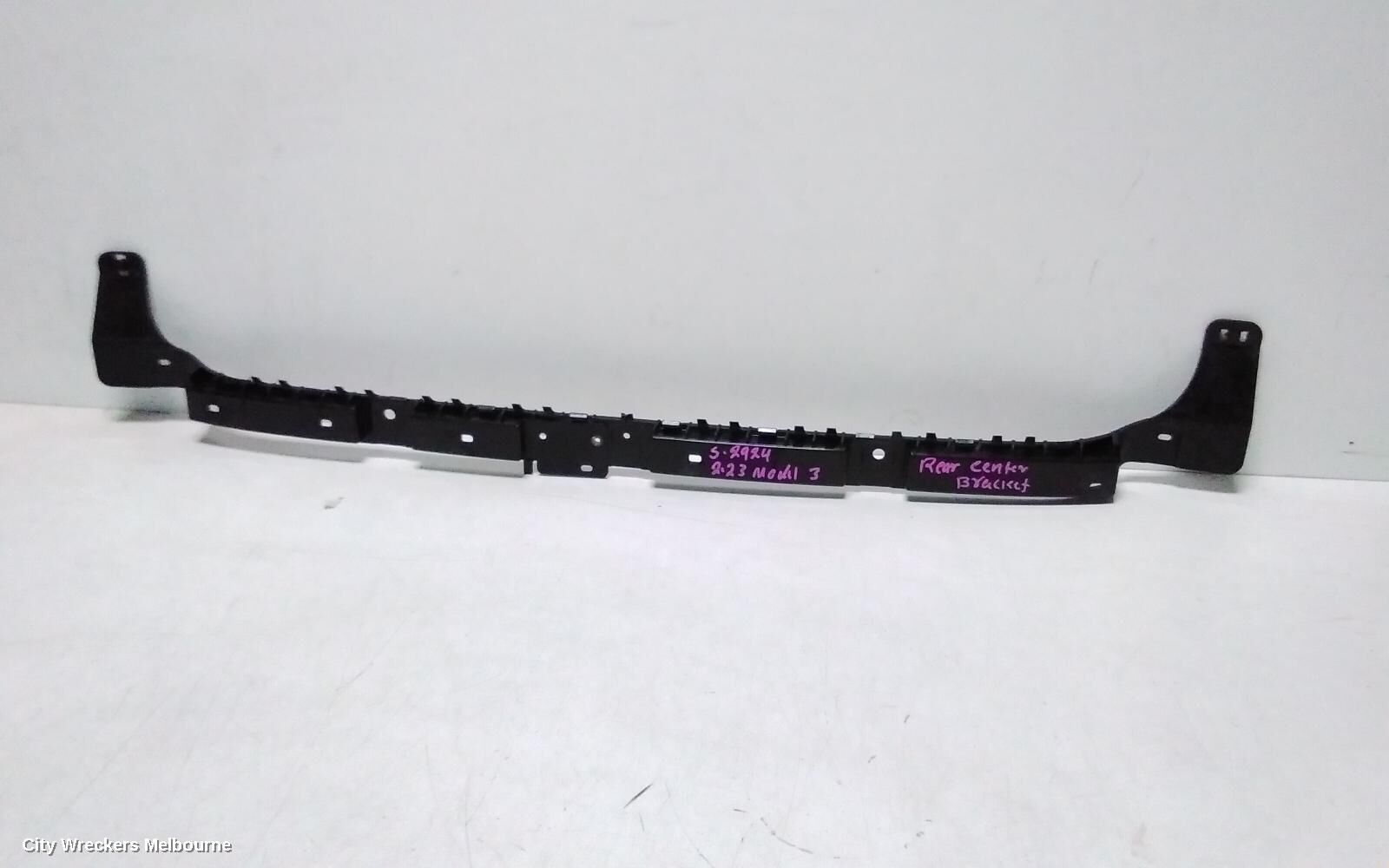 TESLA MODEL 3, 1ST GEN, 06/19-, REAR CENTRE BAR BRAKET: 140842