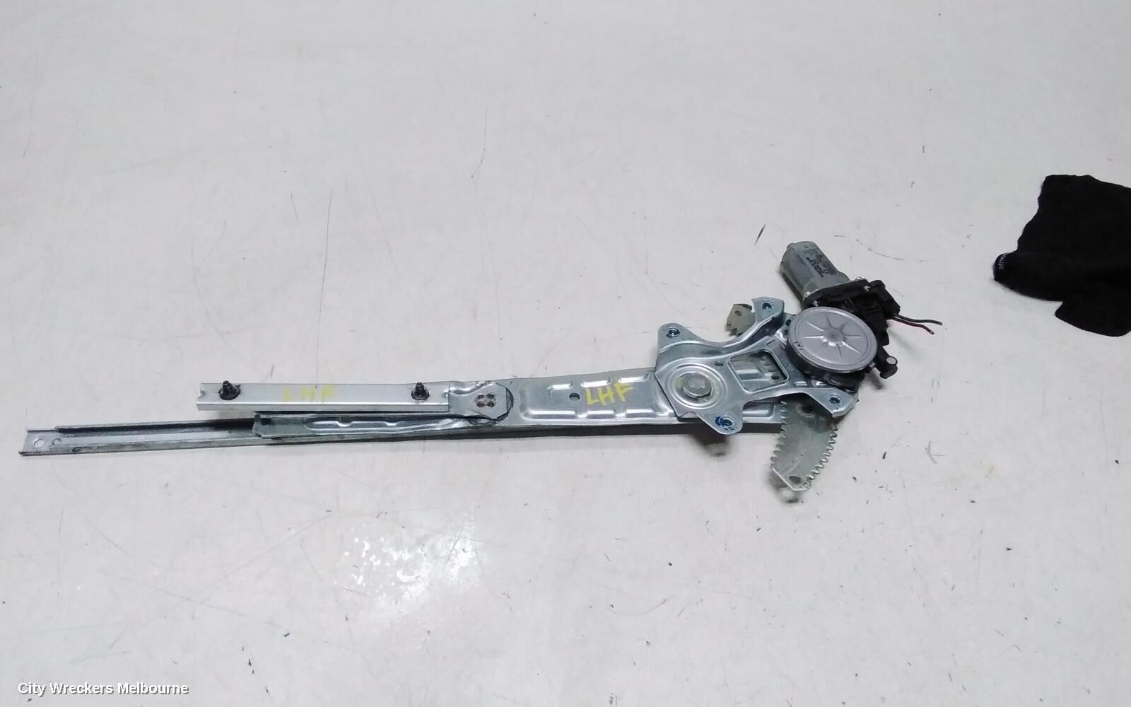 MITSUBISHI PAJERO 2023 Left Front Window Reg/Motor