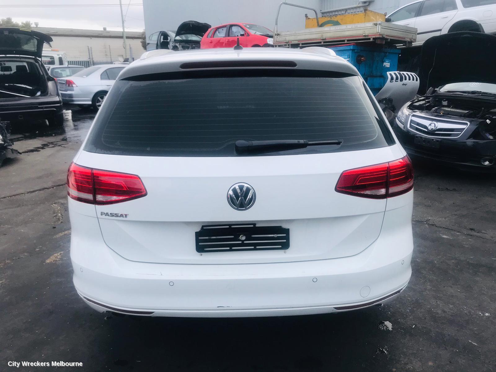 VOLKSWAGEN PASSAT 2018 Floor Mats