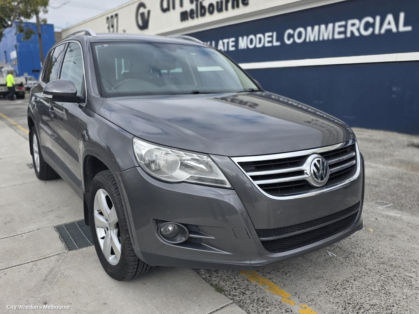 VOLKSWAGEN TIGUAN 2011 Left Guard