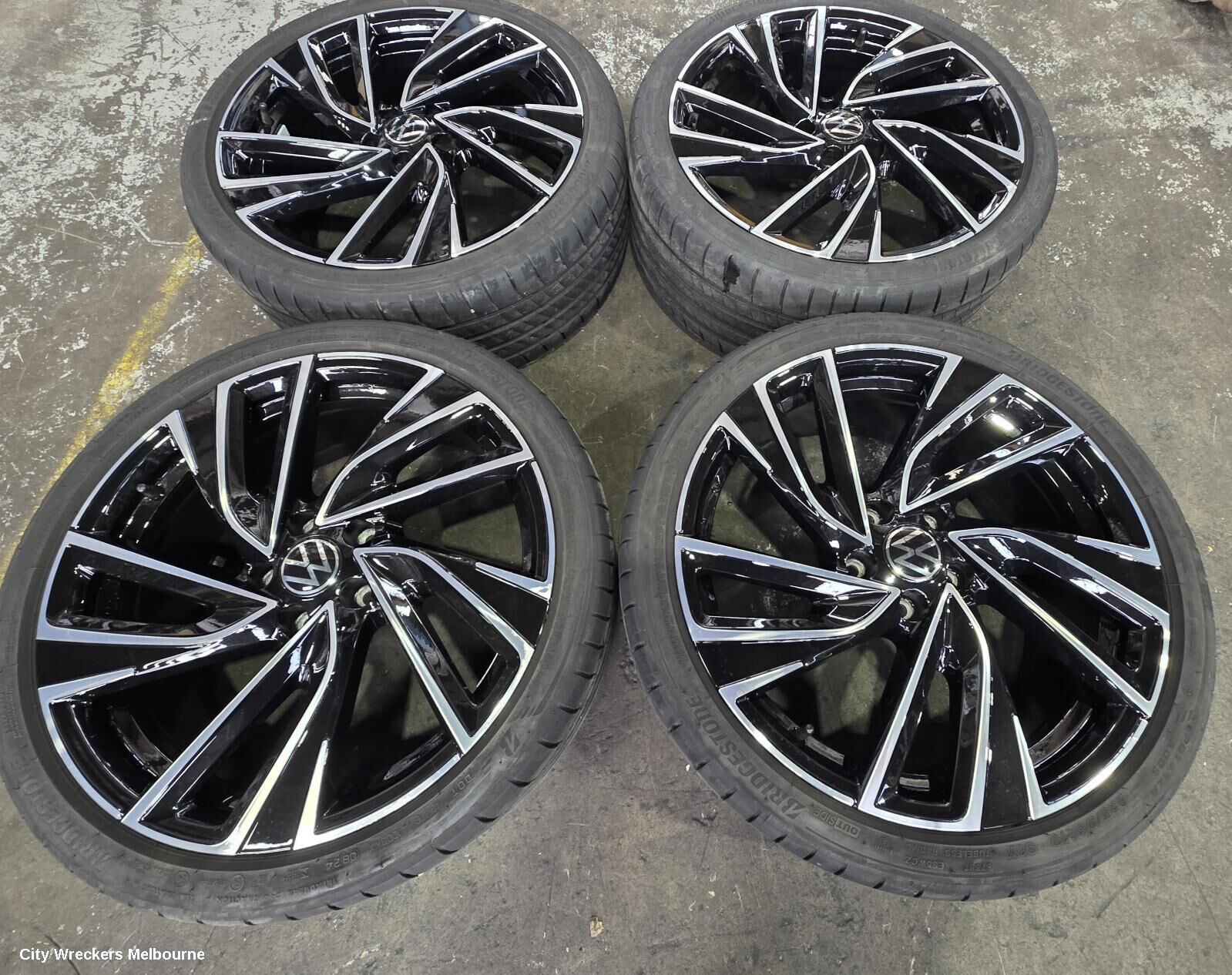 VOLKSWAGEN GOLF 2023 Wheel Mag