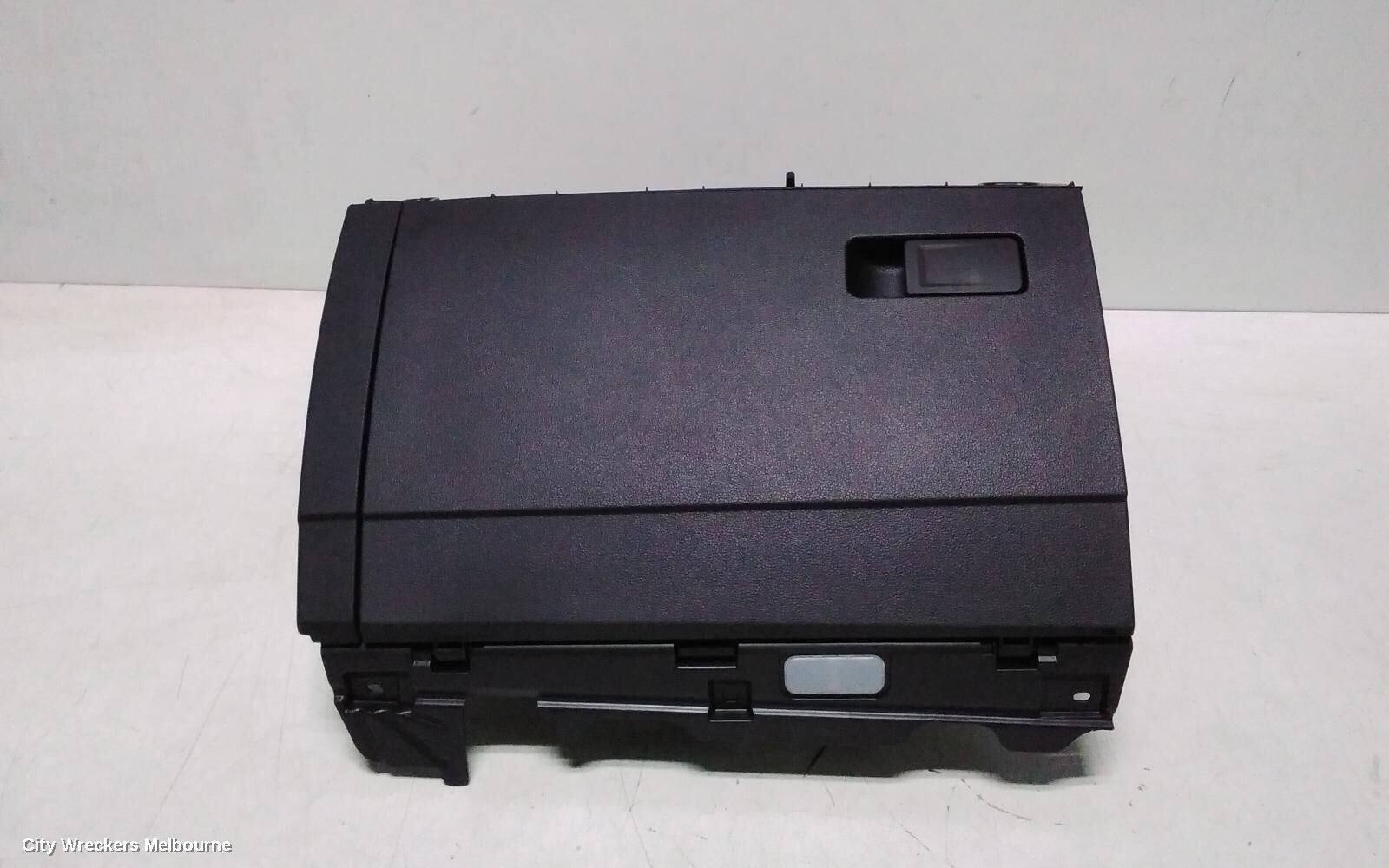 VOLKSWAGEN GOLF 2022 Glove Box