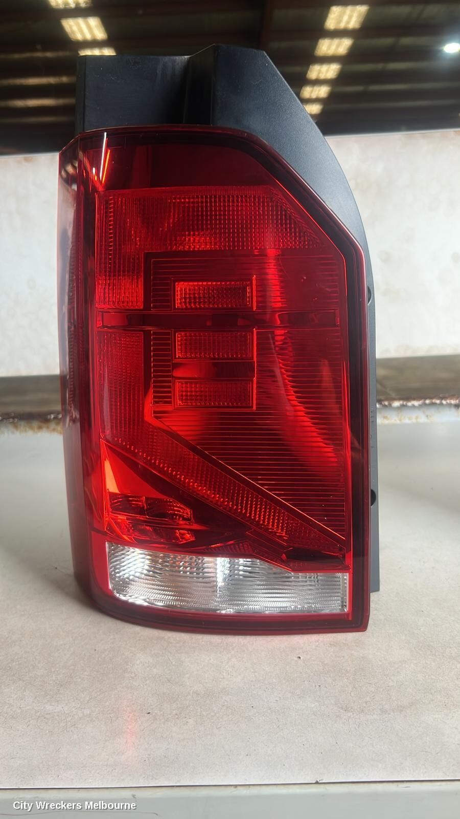 VOLKSWAGEN TRANSPORTER 2022 Left Taillight
