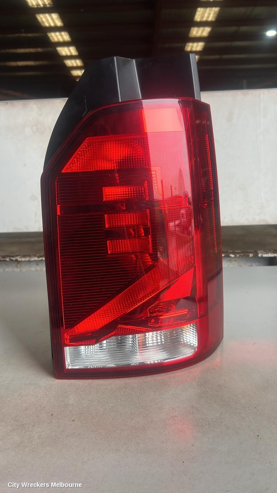 VOLKSWAGEN TRANSPORTER 2022 Right Taillight