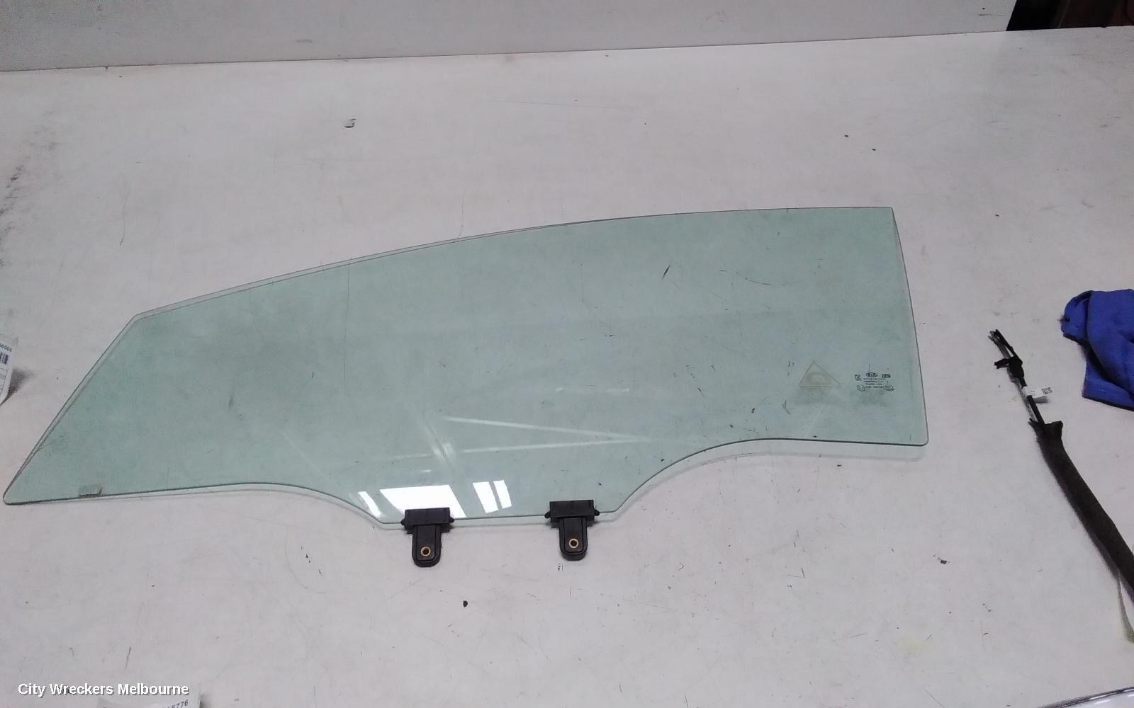 KIA STONIC 2022 Left Front Door Window