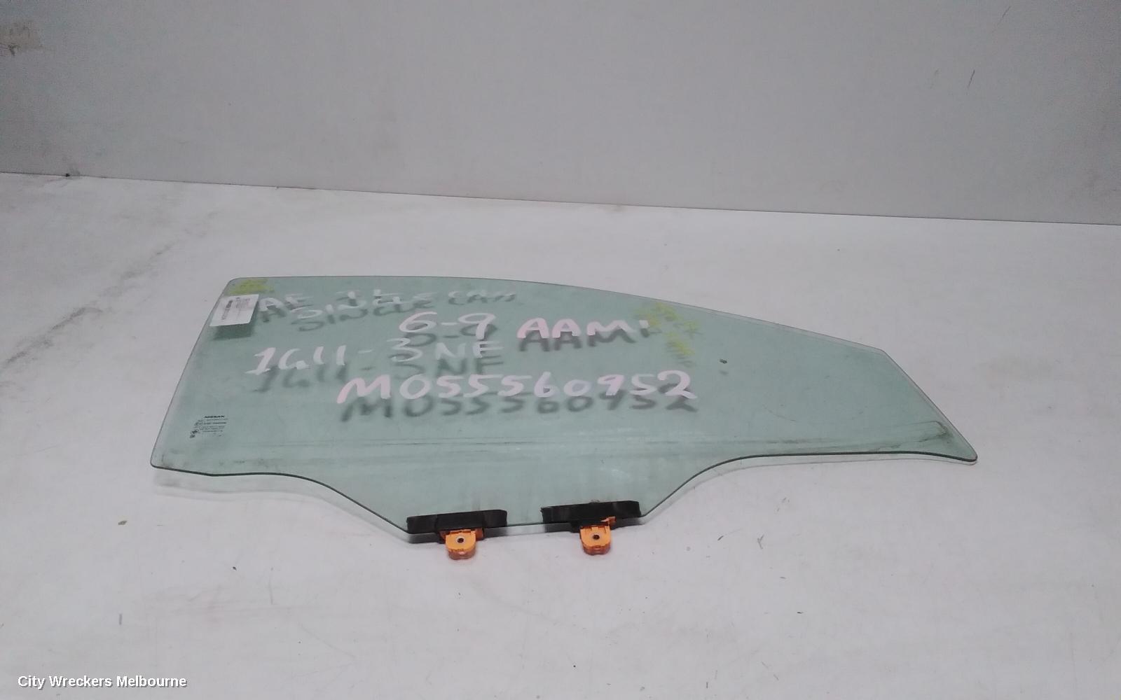 NISSAN NAVARA 2015 Right Front Door Window