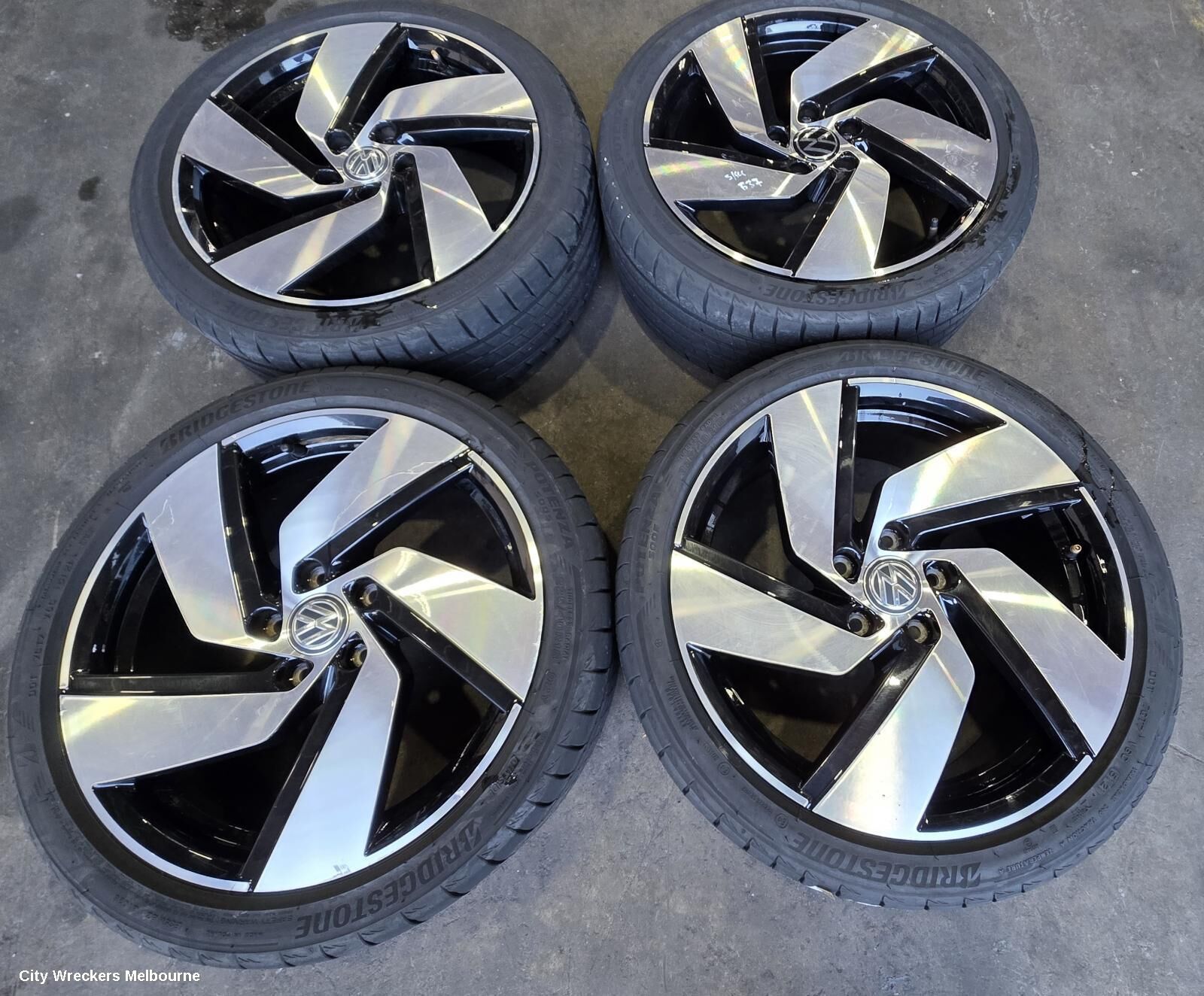 VOLKSWAGEN GOLF 2023 Wheel Mag