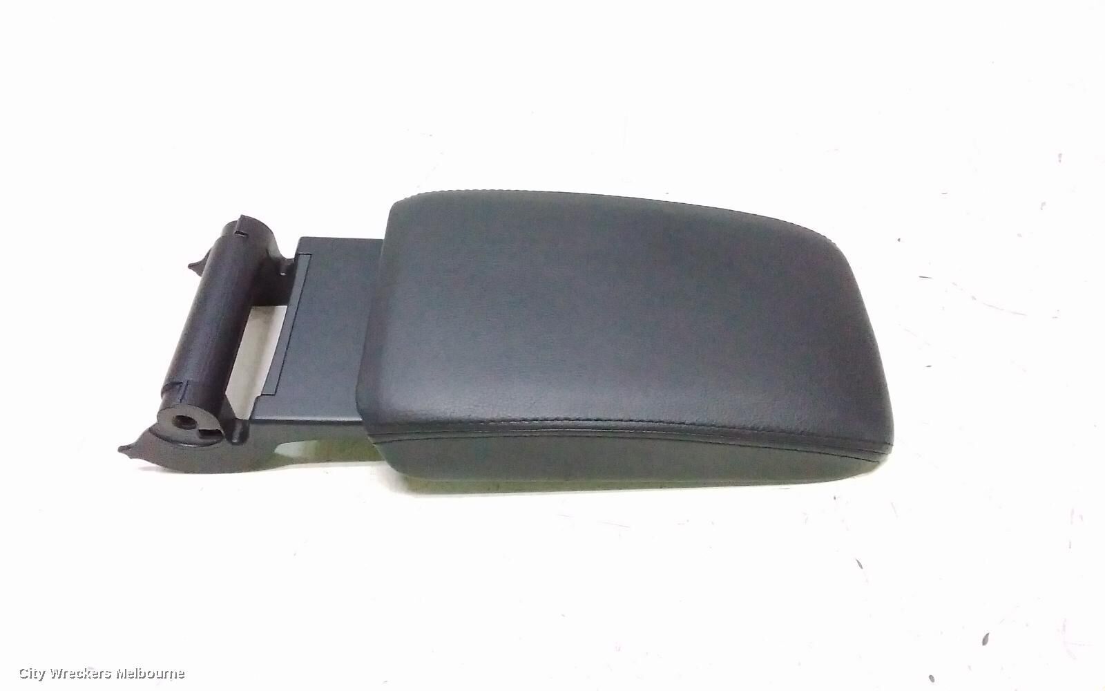 VOLKSWAGEN GOLF 2010 Console