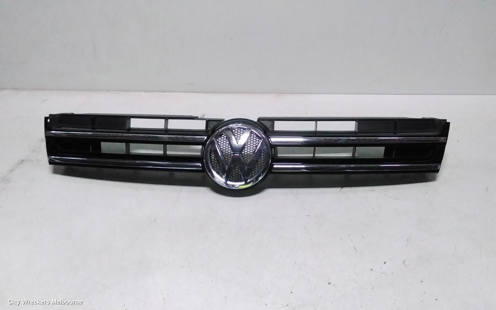 VOLKSWAGEN TOUAREG 2013 Grille