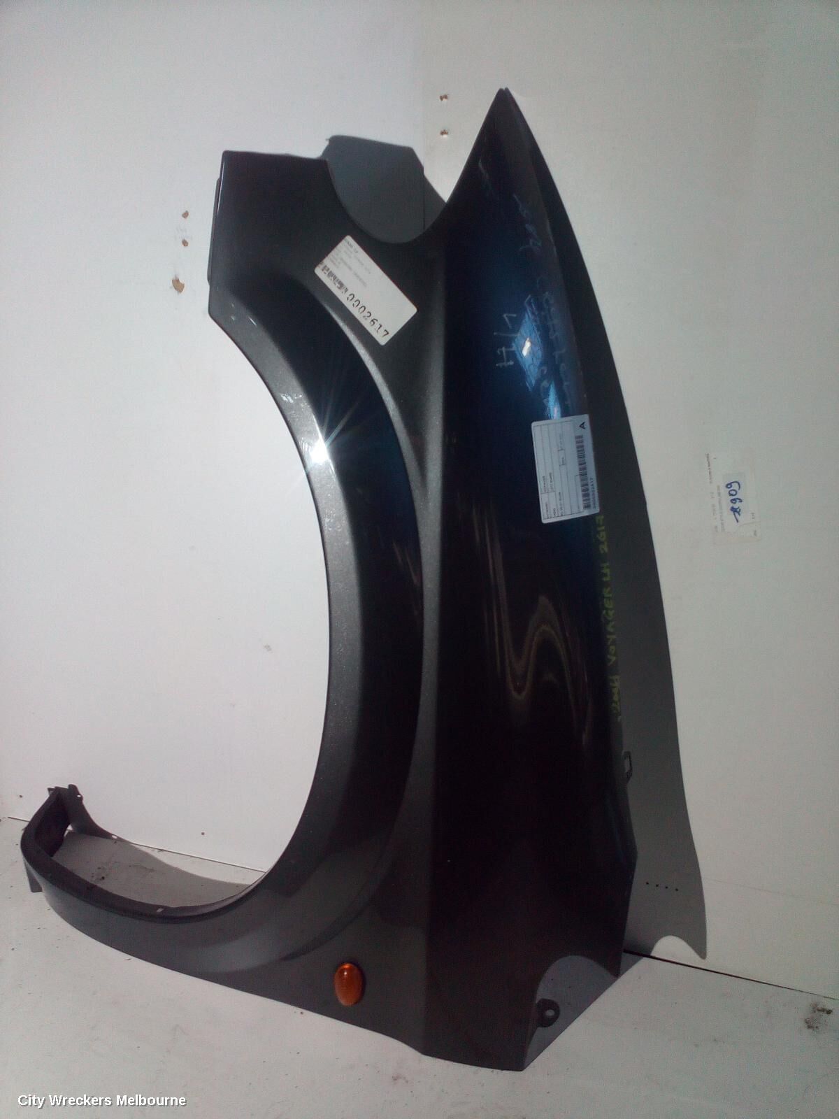 CHRYSLER VOYAGER 2004 Left Guard