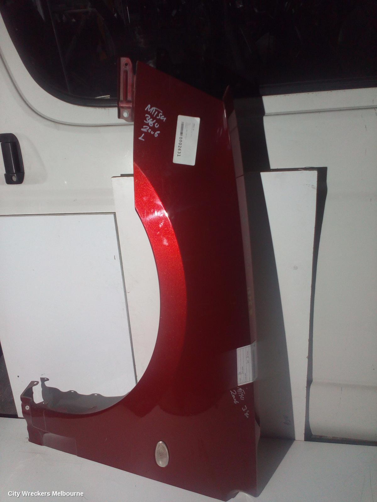 MITSUBISHI 380 2006 Left Guard